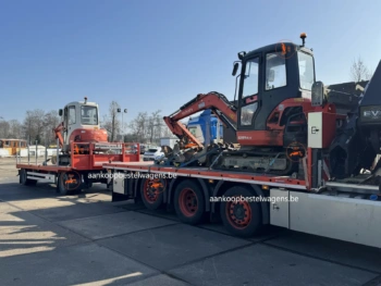 Gebruikte Kubota minigravers op transport voor export naar Oost-Europa